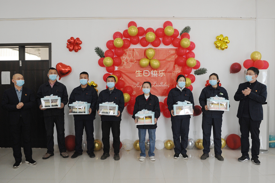 蛋糕传心意 关爱甜如蜜 ——狗子28公司举行为一线生日员工送蛋糕活动